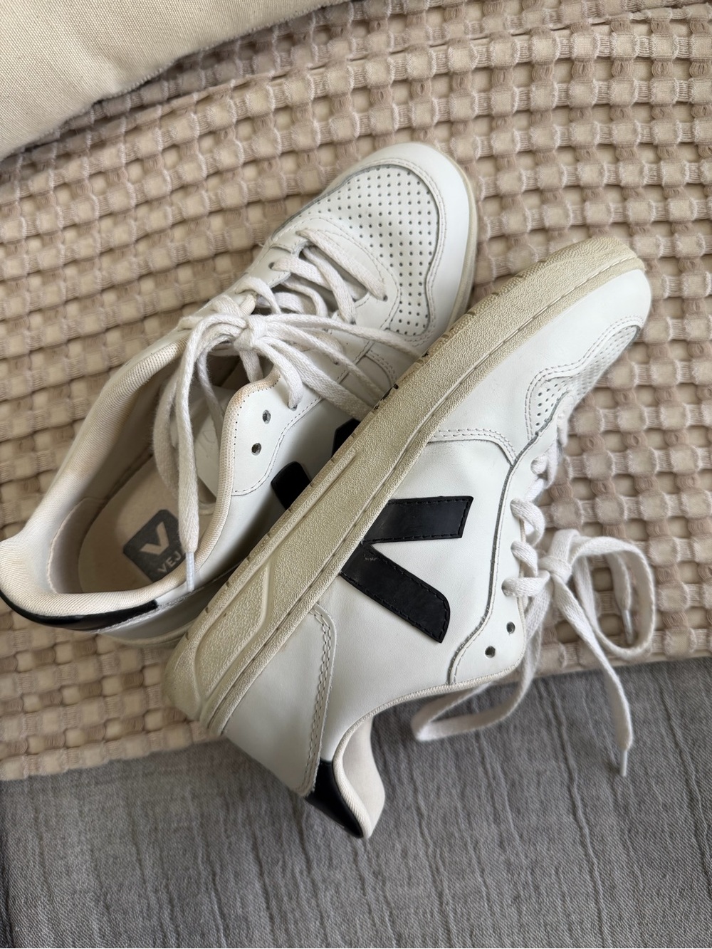 Veja women’s V-10 size 8